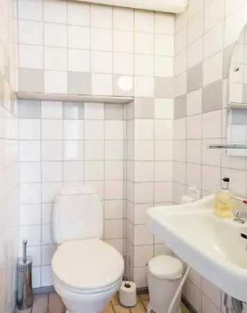 Suurempi Ryhmae Kuuluisassa Villassa *