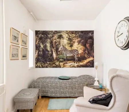Suurempi Ryhmae Kuuluisassa Villassa * Helsinki