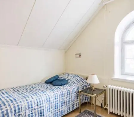 Suurempi Ryhmae Kuuluisassa Villassa * Helsinki
