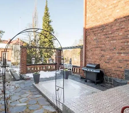 Suurempi Ryhmae Kuuluisassa Villassa * Helsinki
