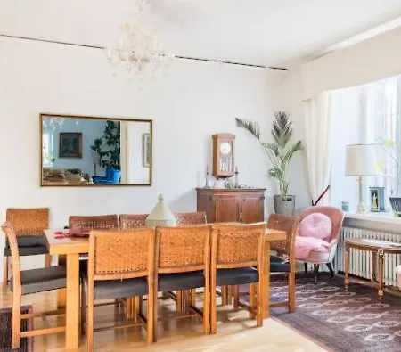Suurempi Ryhmae Kuuluisassa Villassa * Helsinki